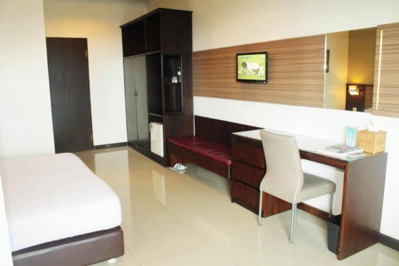 Oyo 628 Losari Metro Makassar Exterior foto